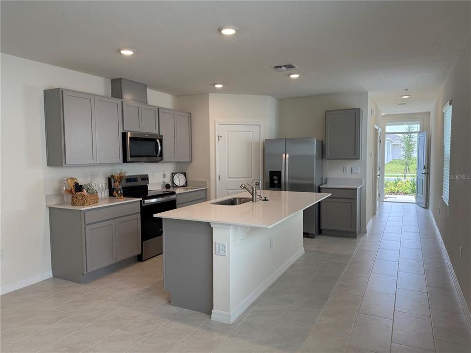 В аренду: $1,800 (4 спален, 2 ванн, 1665 Квадратных фут)