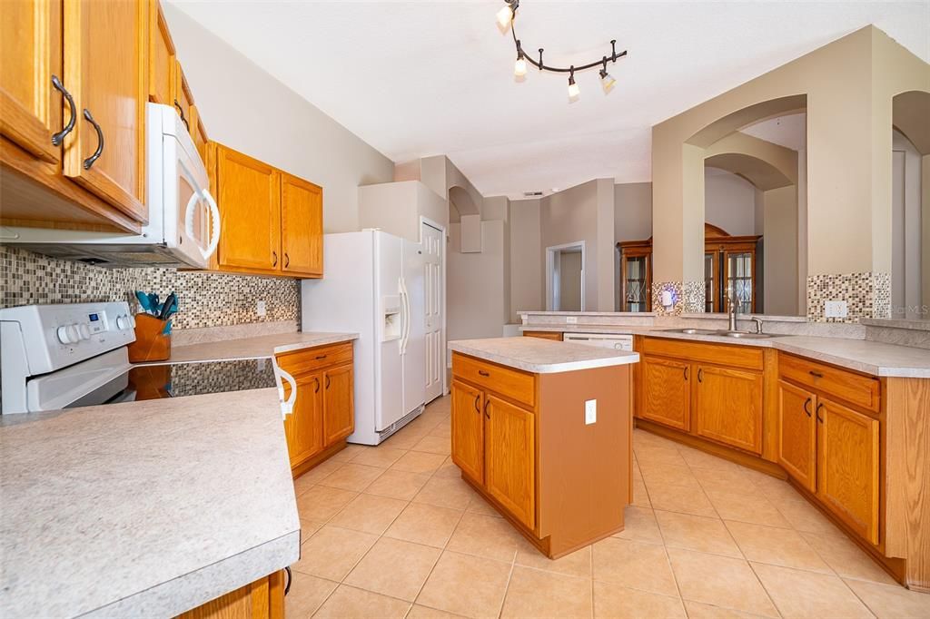 For Sale: $339,900 (4 beds, 2 baths, 1901 Square Feet)