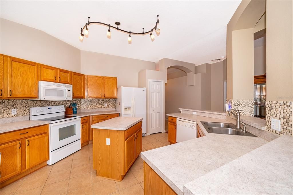 For Sale: $339,900 (4 beds, 2 baths, 1901 Square Feet)