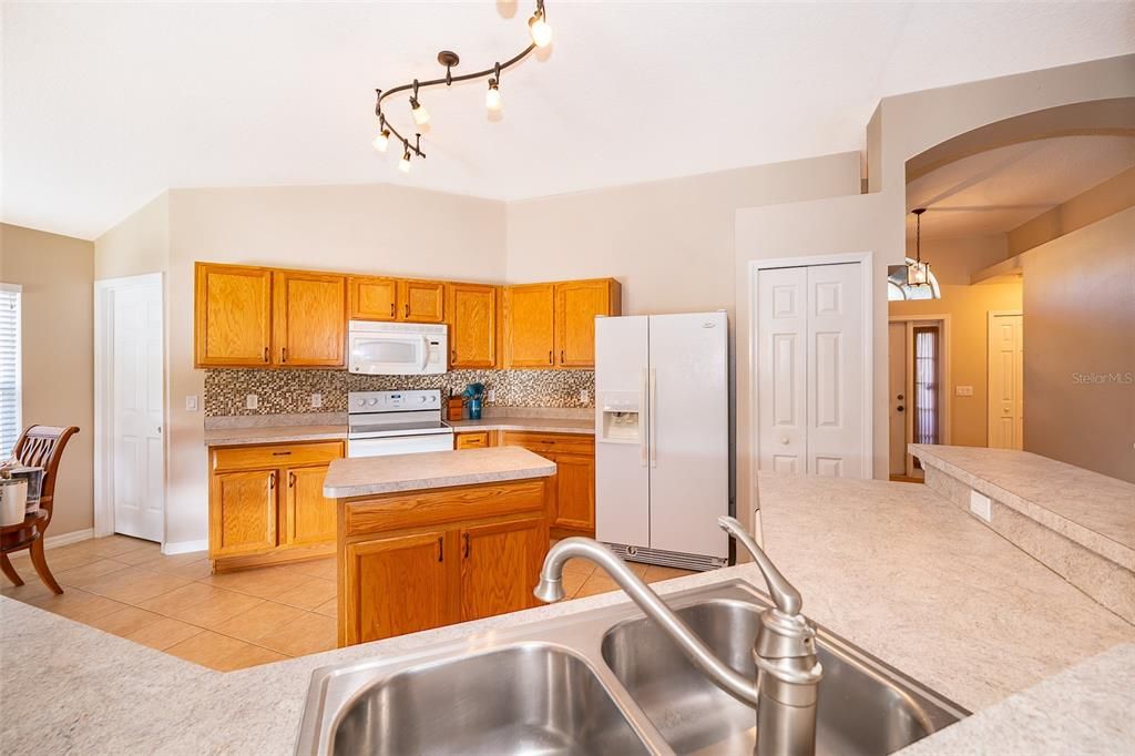 For Sale: $339,900 (4 beds, 2 baths, 1901 Square Feet)