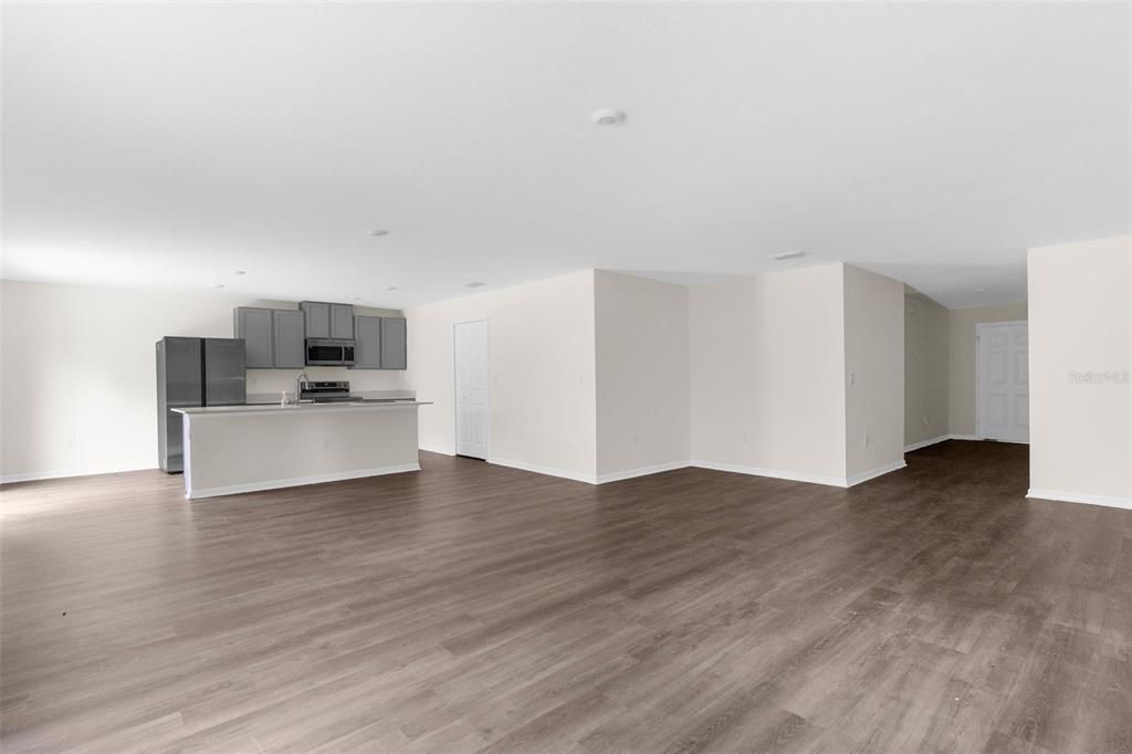 合同活跃: $324,900 (4 贝兹, 2 浴室, 1867 平方英尺)