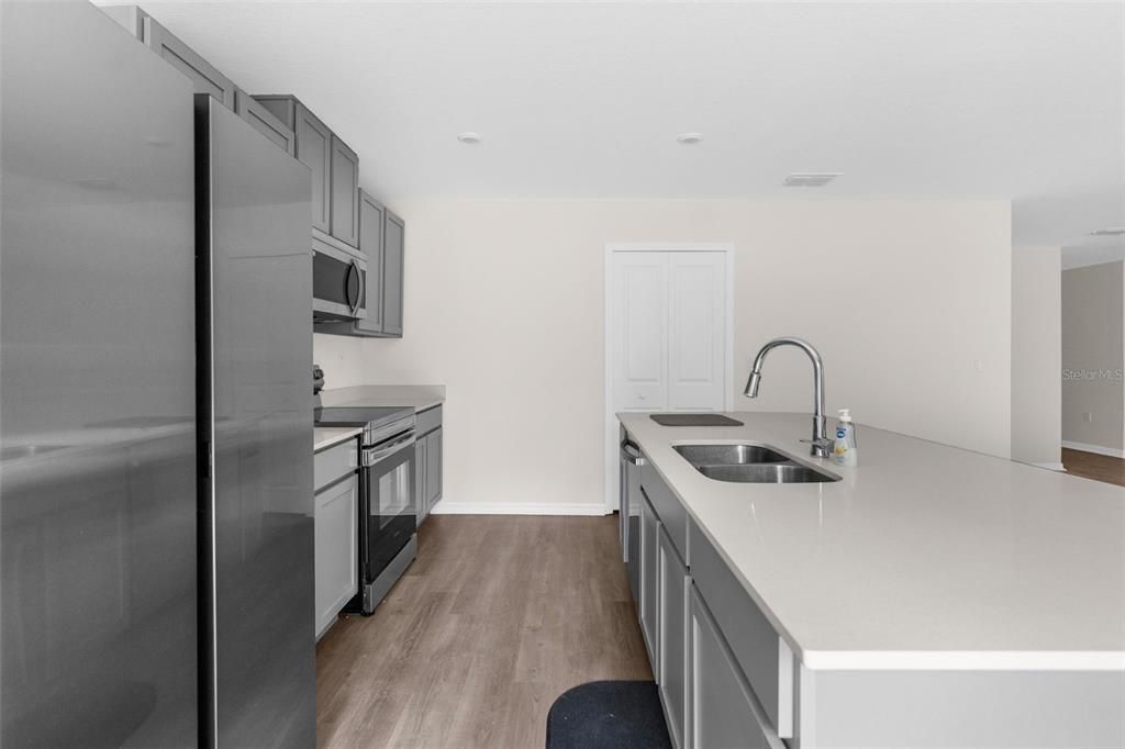 合同活跃: $324,900 (4 贝兹, 2 浴室, 1867 平方英尺)