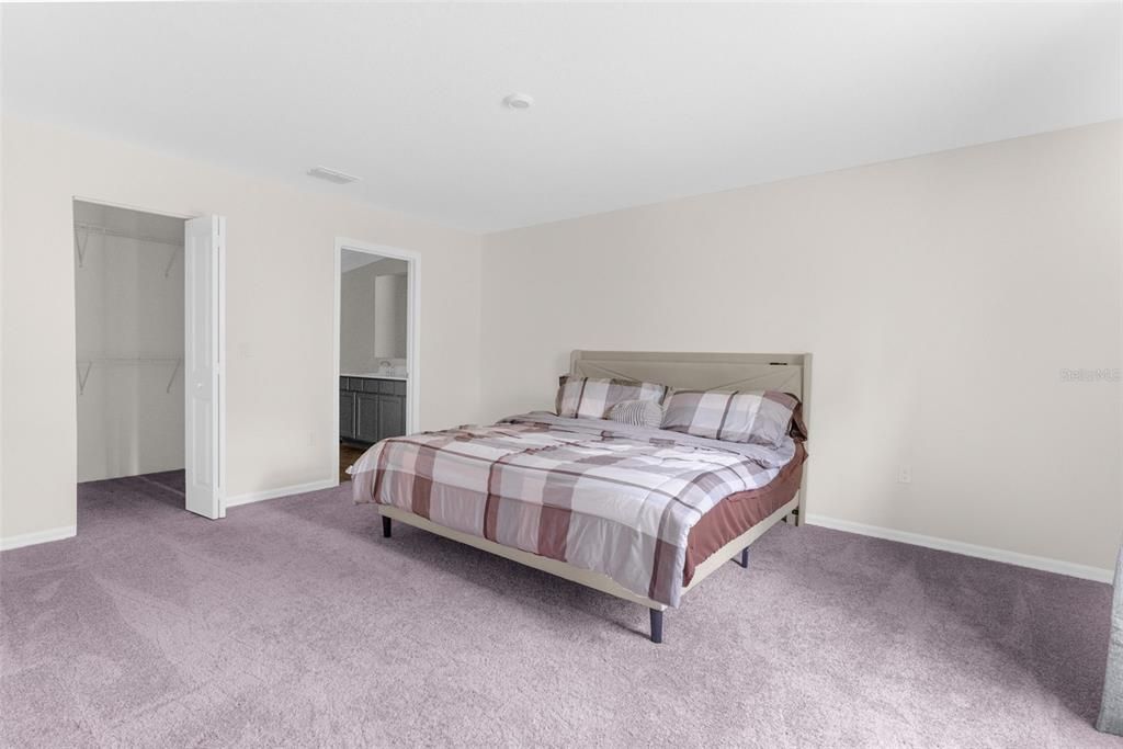 合同活跃: $324,900 (4 贝兹, 2 浴室, 1867 平方英尺)