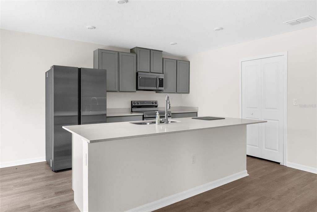 合同活跃: $324,900 (4 贝兹, 2 浴室, 1867 平方英尺)