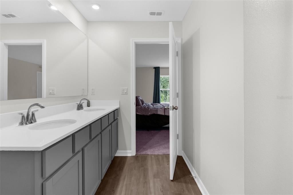 合同活跃: $324,900 (4 贝兹, 2 浴室, 1867 平方英尺)