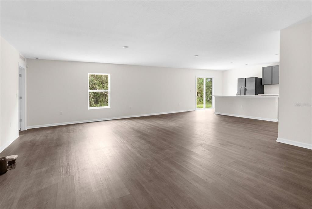 合同活跃: $324,900 (4 贝兹, 2 浴室, 1867 平方英尺)