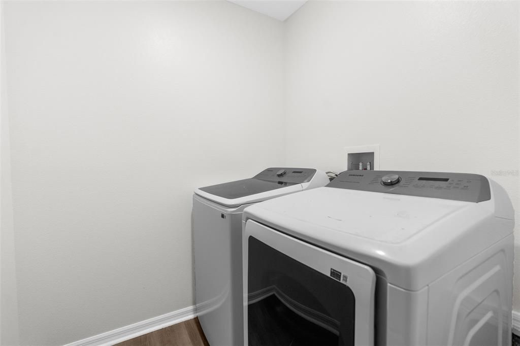 合同活跃: $324,900 (4 贝兹, 2 浴室, 1867 平方英尺)