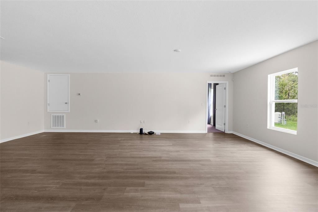 合同活跃: $324,900 (4 贝兹, 2 浴室, 1867 平方英尺)