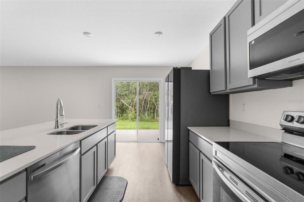 合同活跃: $324,900 (4 贝兹, 2 浴室, 1867 平方英尺)