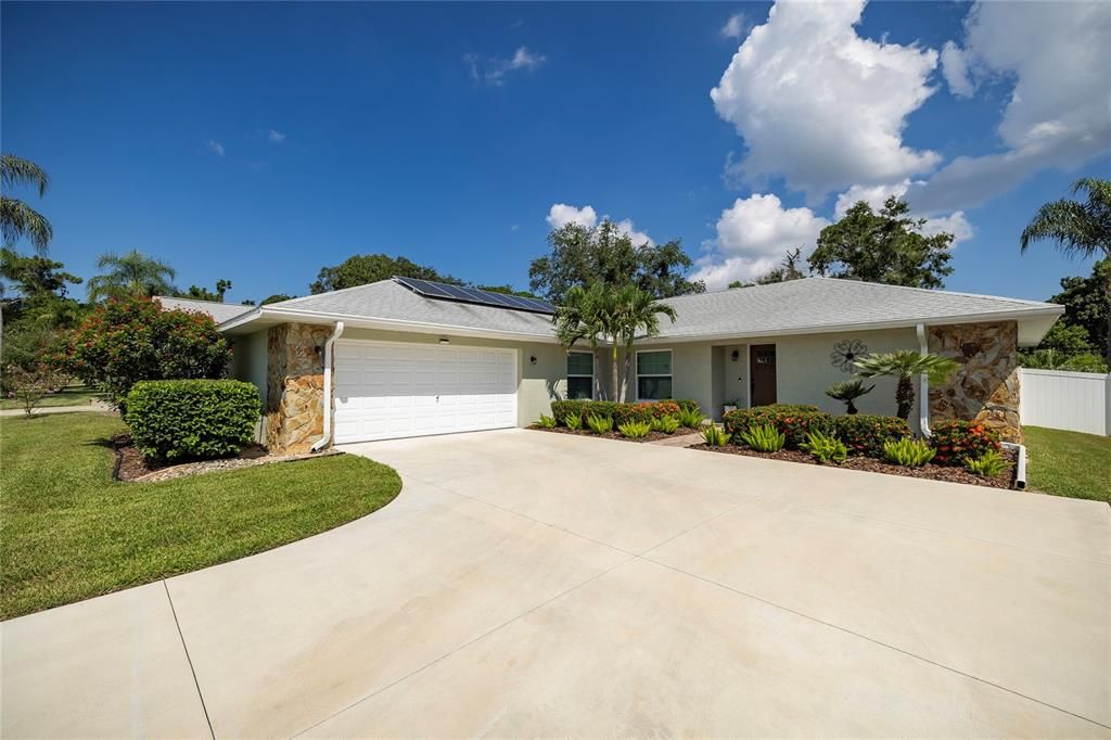 Recently Sold: $675,000 (3 beds, 2 baths, 1796 Square Feet)