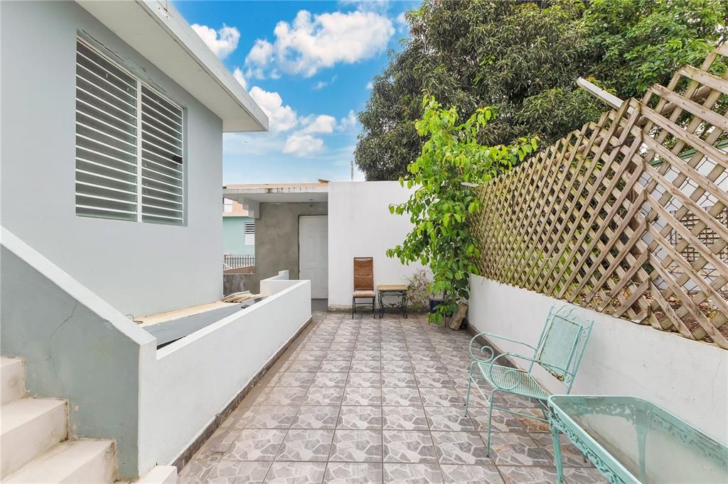 Active With Contract: $615,000 (9 beds, 5 baths, 3600 Square Feet)