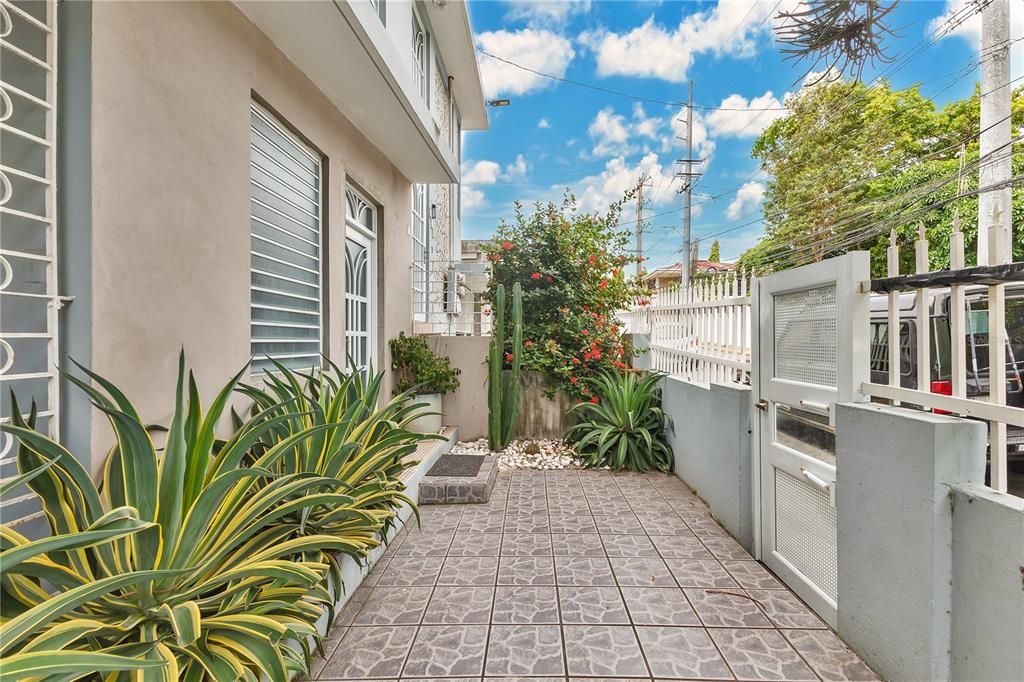 Active With Contract: $615,000 (9 beds, 5 baths, 3600 Square Feet)