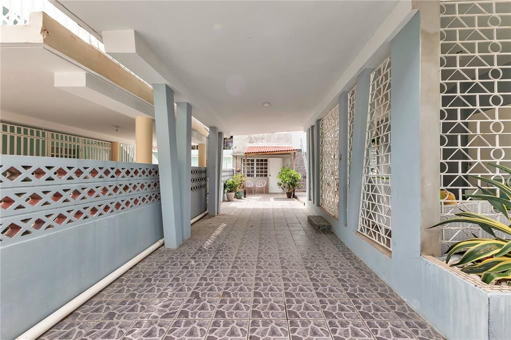 Active With Contract: $615,000 (9 beds, 5 baths, 3600 Square Feet)