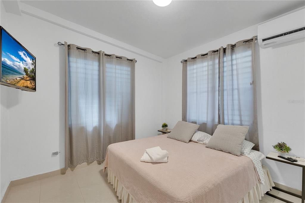 Active With Contract: $615,000 (9 beds, 5 baths, 3600 Square Feet)