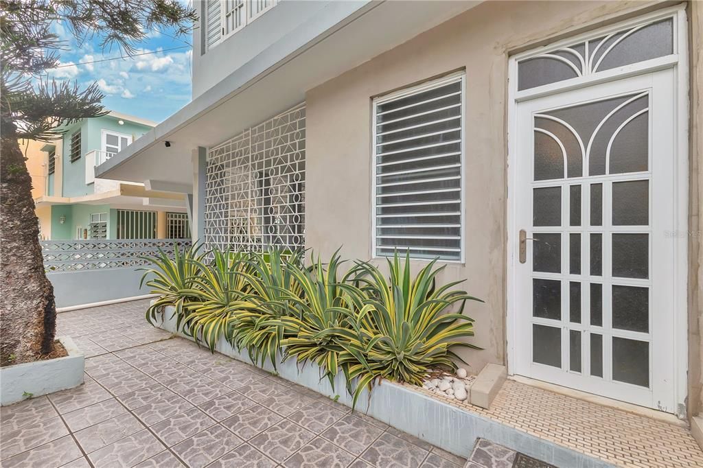 Active With Contract: $615,000 (9 beds, 5 baths, 3600 Square Feet)