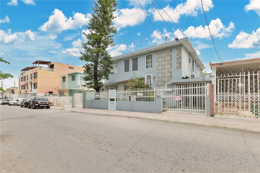 Active With Contract: $615,000 (9 beds, 5 baths, 3600 Square Feet)