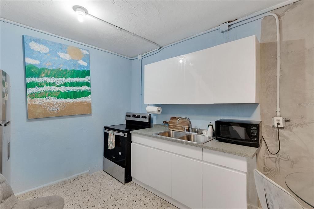 Active With Contract: $615,000 (9 beds, 5 baths, 3600 Square Feet)