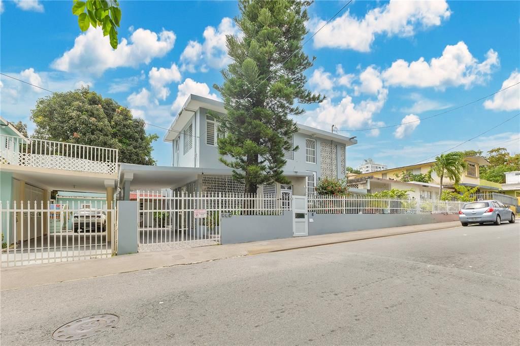 Active With Contract: $615,000 (9 beds, 5 baths, 3600 Square Feet)