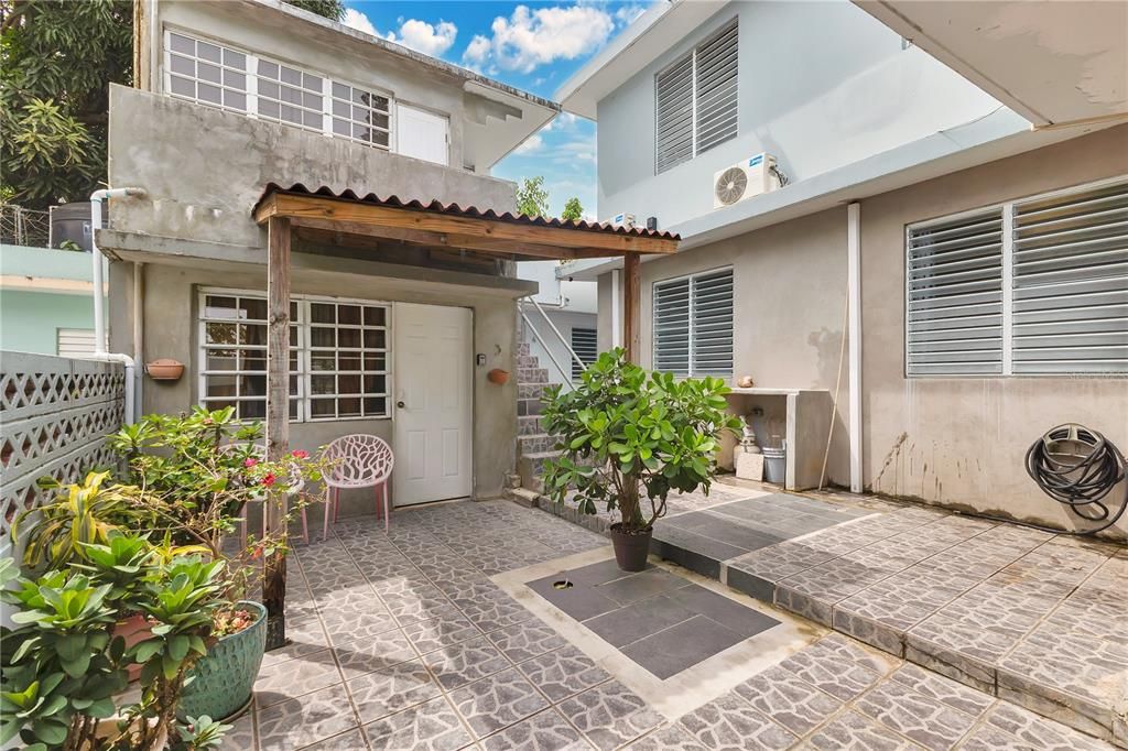 Active With Contract: $615,000 (9 beds, 5 baths, 3600 Square Feet)