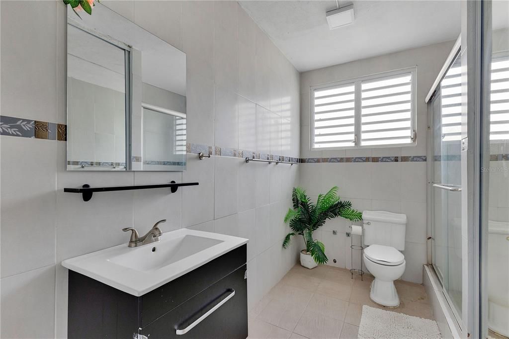 Active With Contract: $615,000 (9 beds, 5 baths, 3600 Square Feet)