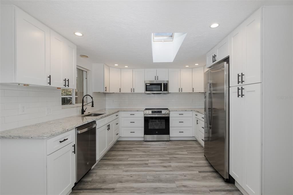 На продажу: $449,900 (2 спален, 2 ванн, 1480 Квадратных фут)