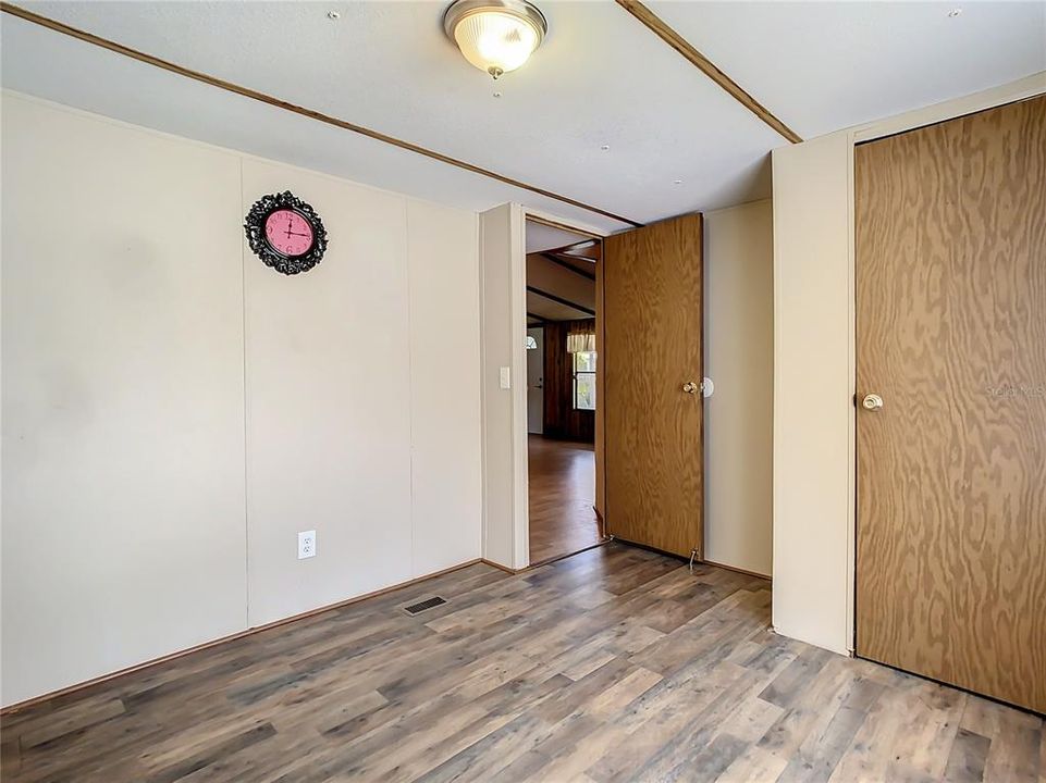 合同活跃: $220,000 (3 贝兹, 2 浴室, 1040 平方英尺)