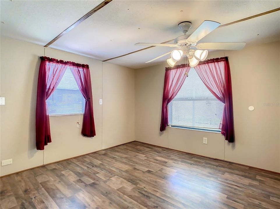 合同活跃: $220,000 (3 贝兹, 2 浴室, 1040 平方英尺)