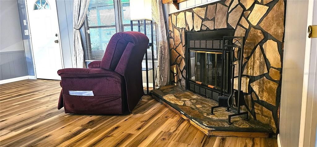 合同活跃: $220,000 (3 贝兹, 2 浴室, 1040 平方英尺)