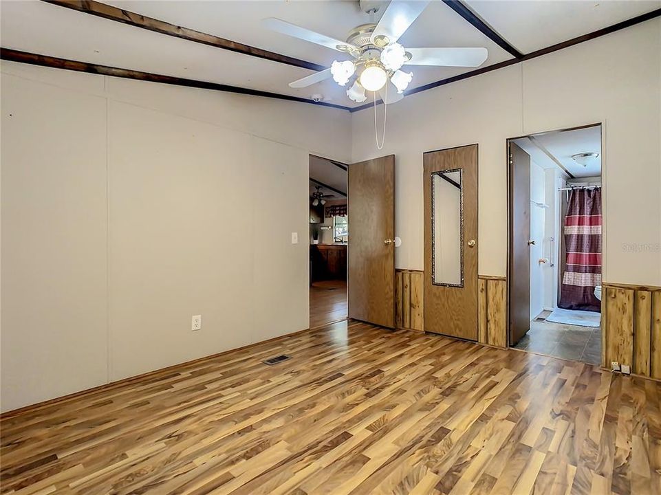 合同活跃: $220,000 (3 贝兹, 2 浴室, 1040 平方英尺)