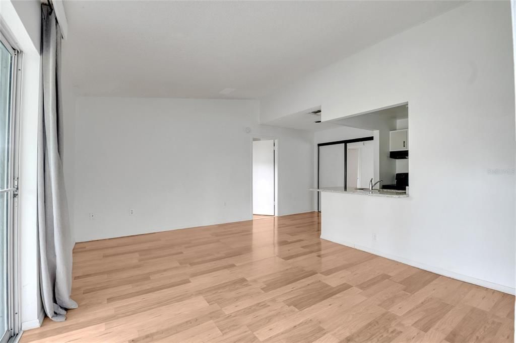 На продажу: $170,000 (2 спален, 2 ванн, 910 Квадратных фут)