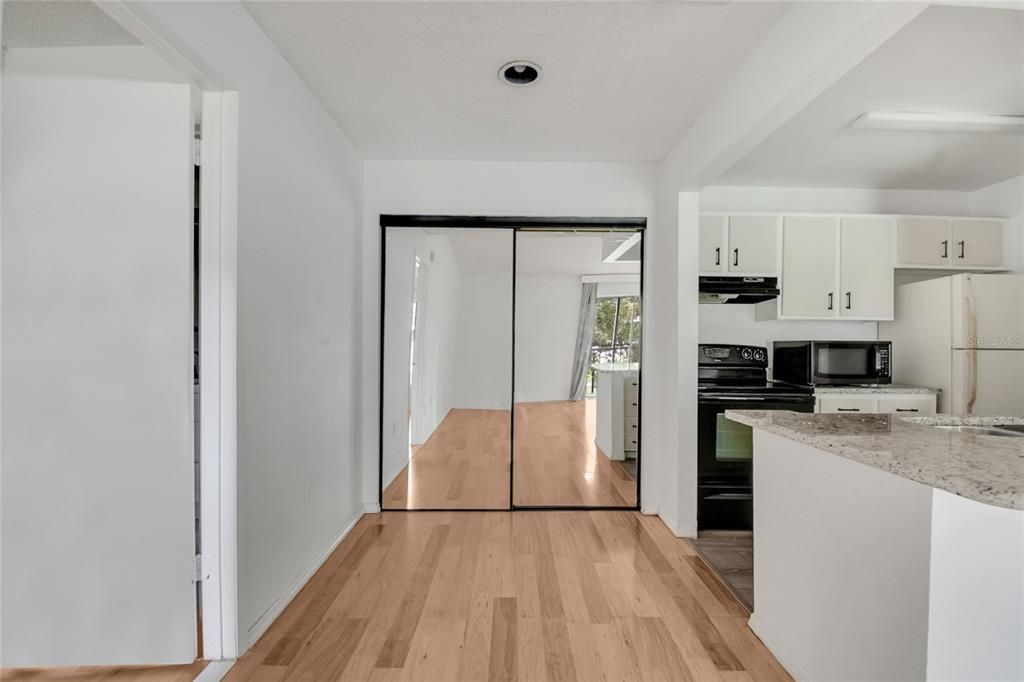 На продажу: $170,000 (2 спален, 2 ванн, 910 Квадратных фут)