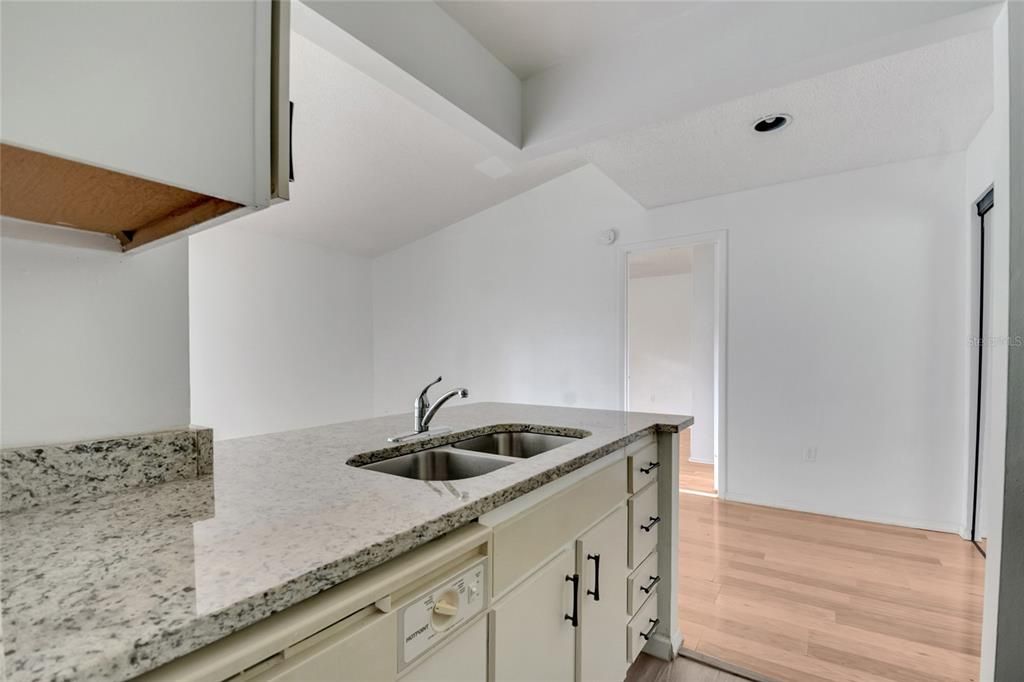 На продажу: $170,000 (2 спален, 2 ванн, 910 Квадратных фут)