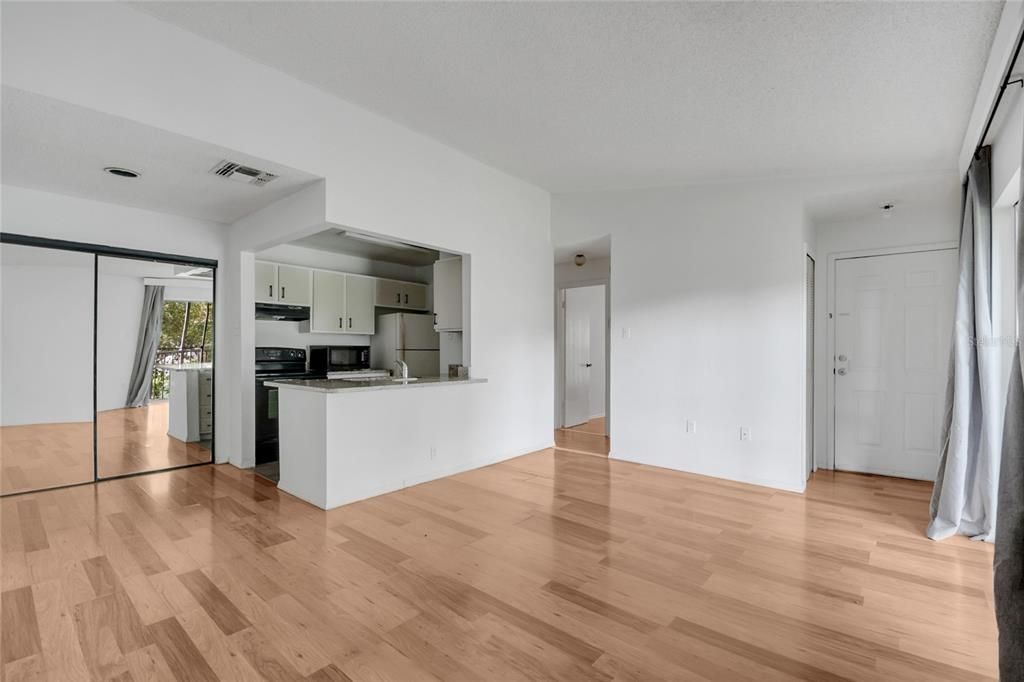 На продажу: $170,000 (2 спален, 2 ванн, 910 Квадратных фут)