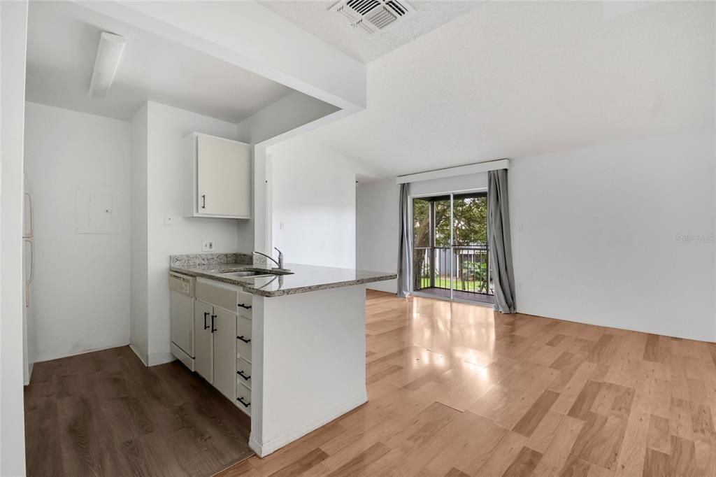 На продажу: $170,000 (2 спален, 2 ванн, 910 Квадратных фут)