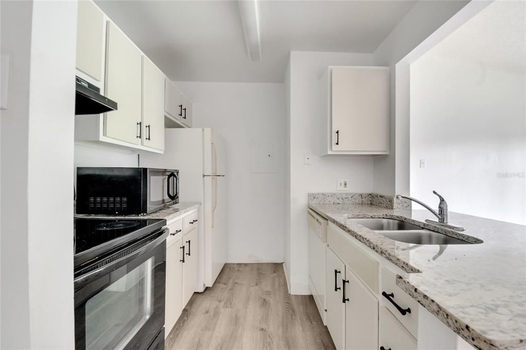 На продажу: $170,000 (2 спален, 2 ванн, 910 Квадратных фут)