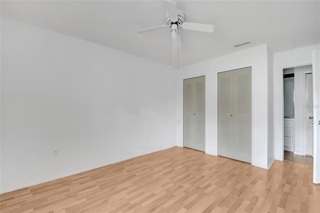 На продажу: $170,000 (2 спален, 2 ванн, 910 Квадратных фут)