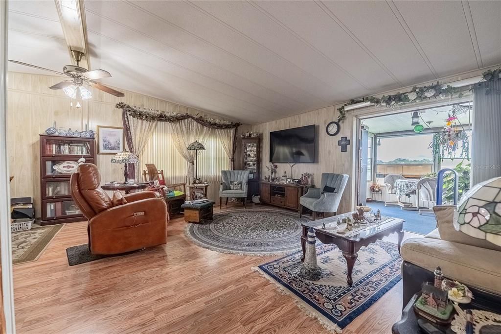 待售: $144,000 (2 贝兹, 2 浴室, 1066 平方英尺)