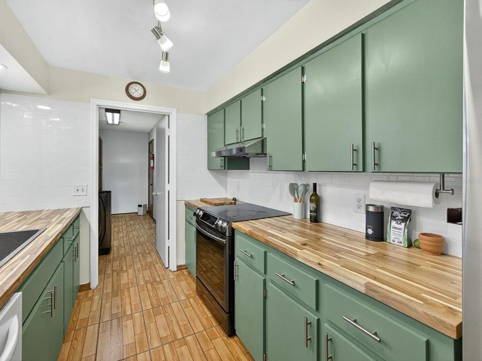 Active With Contract: $279,000 (3 beds, 2 baths, 1189 Square Feet)