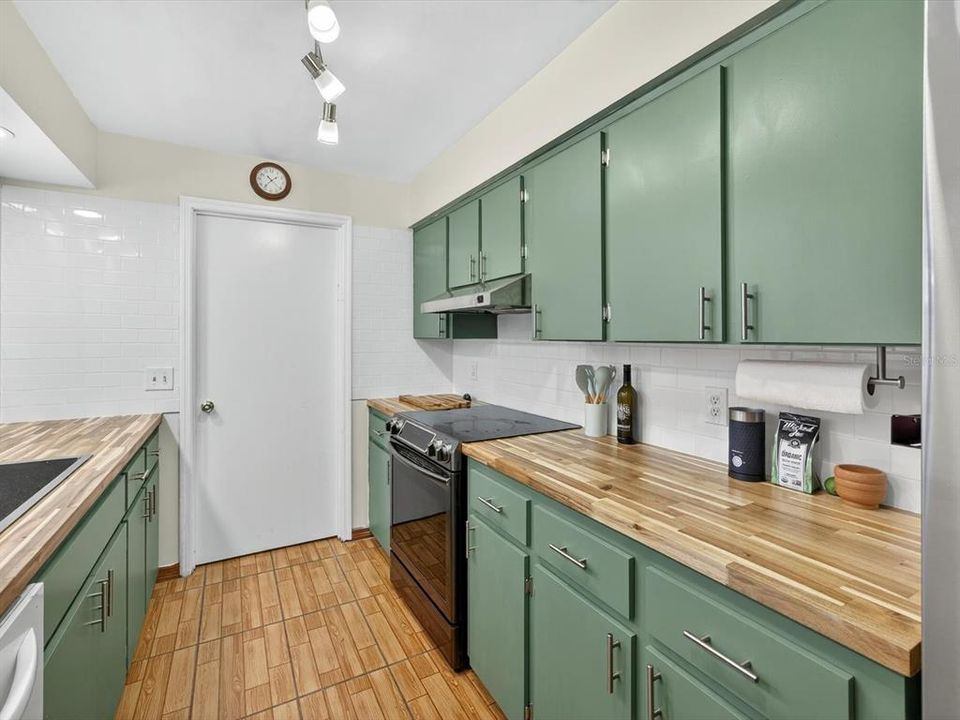 Active With Contract: $279,000 (3 beds, 2 baths, 1189 Square Feet)