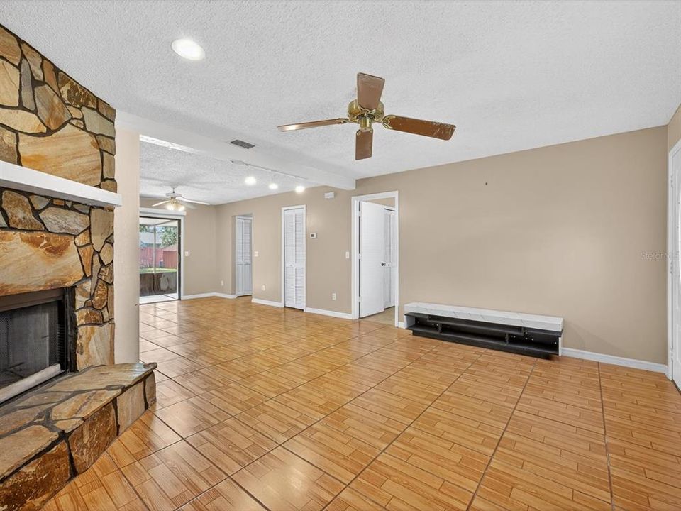 Active With Contract: $279,000 (3 beds, 2 baths, 1189 Square Feet)