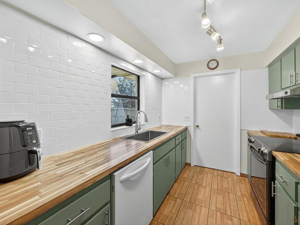 Active With Contract: $279,000 (3 beds, 2 baths, 1189 Square Feet)