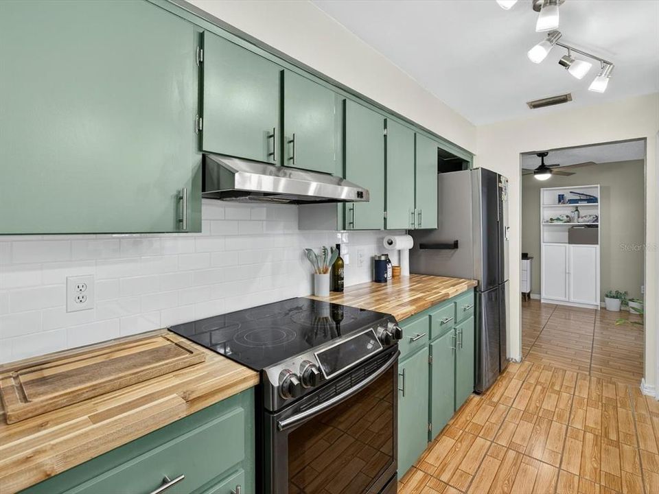 Active With Contract: $279,000 (3 beds, 2 baths, 1189 Square Feet)