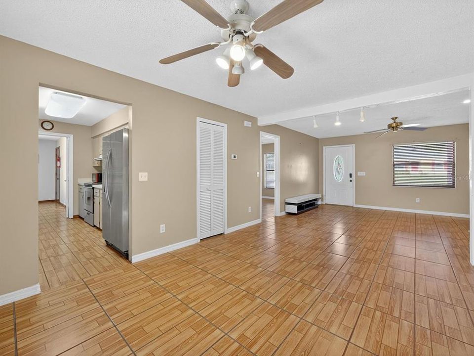 Active With Contract: $279,000 (3 beds, 2 baths, 1189 Square Feet)