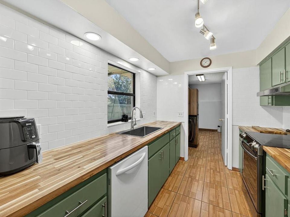 Active With Contract: $279,000 (3 beds, 2 baths, 1189 Square Feet)