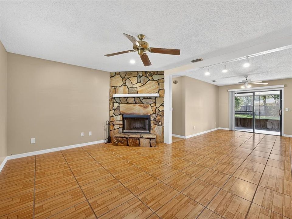 Active With Contract: $279,000 (3 beds, 2 baths, 1189 Square Feet)