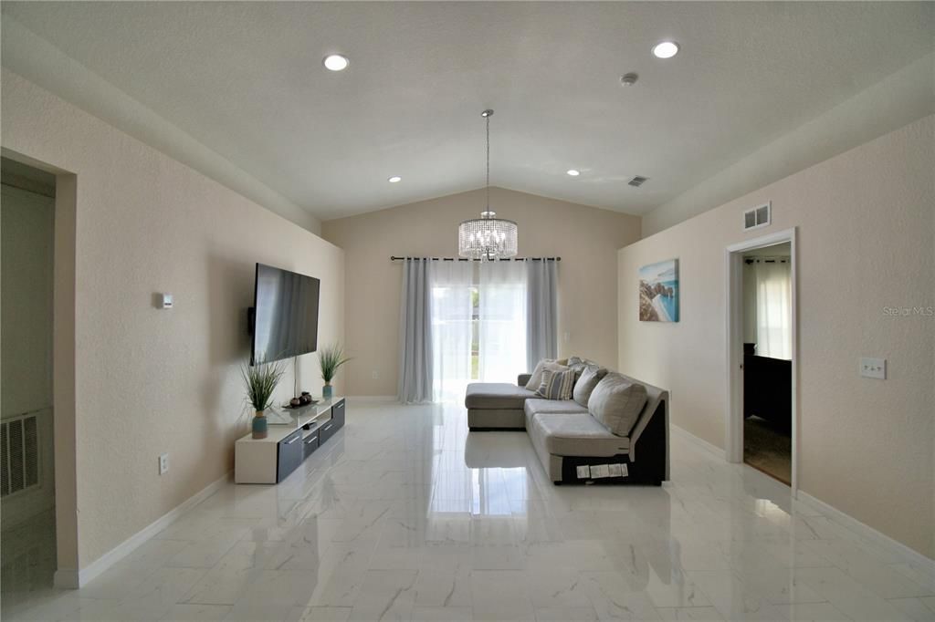 Activo con contrato: $325,990 (3 camas, 2 baños, 1619 Pies cuadrados)