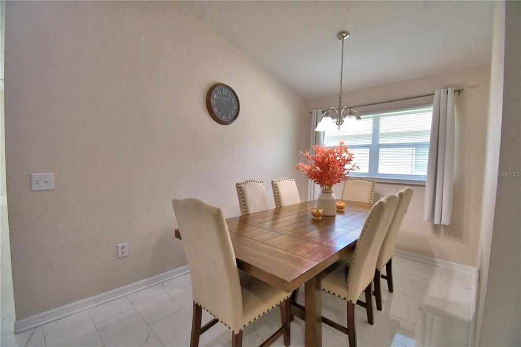 Activo con contrato: $325,990 (3 camas, 2 baños, 1619 Pies cuadrados)