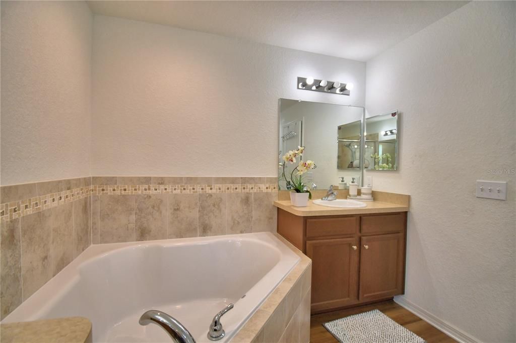 Activo con contrato: $325,990 (3 camas, 2 baños, 1619 Pies cuadrados)