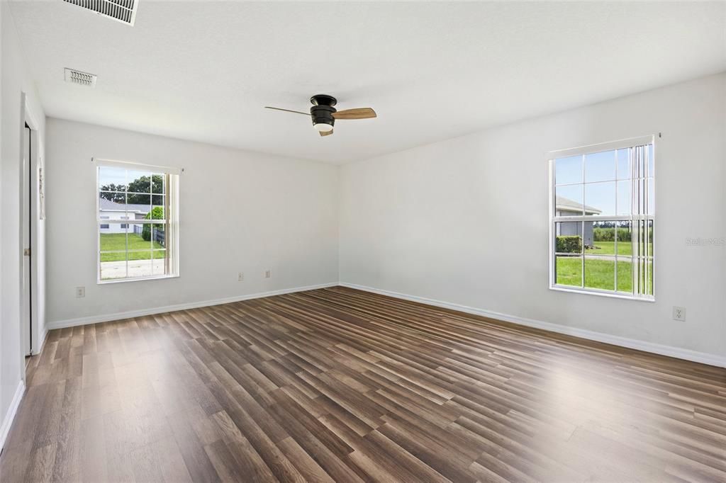 Под контрактом: $474,900 (4 спален, 2 ванн, 1867 Квадратных фут)