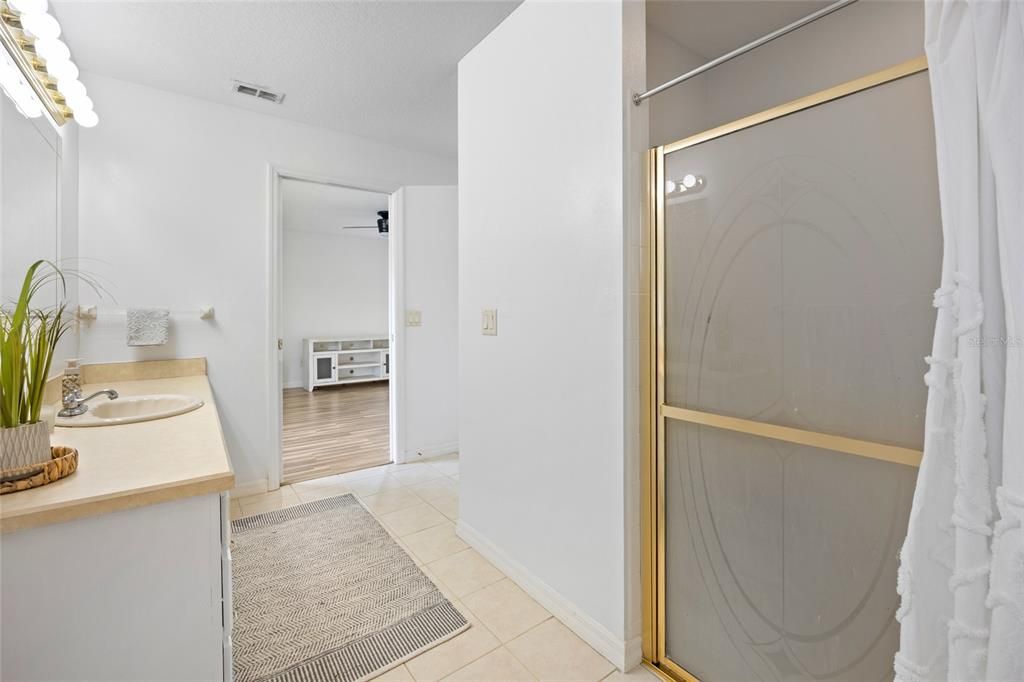 Под контрактом: $474,900 (4 спален, 2 ванн, 1867 Квадратных фут)